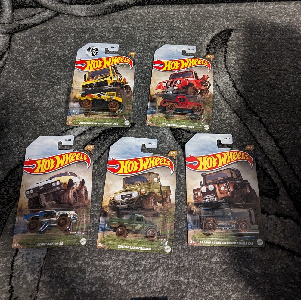 2022  Hot wheels off road mud runners set of 5  brand new